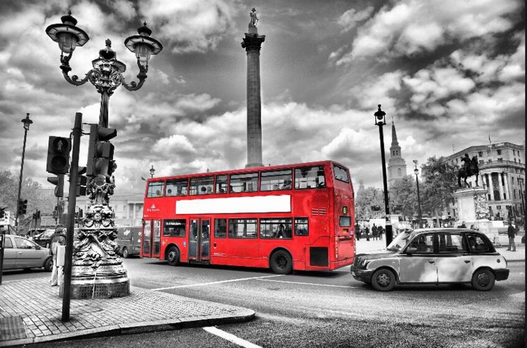 Фотообои Автобус в современном городе