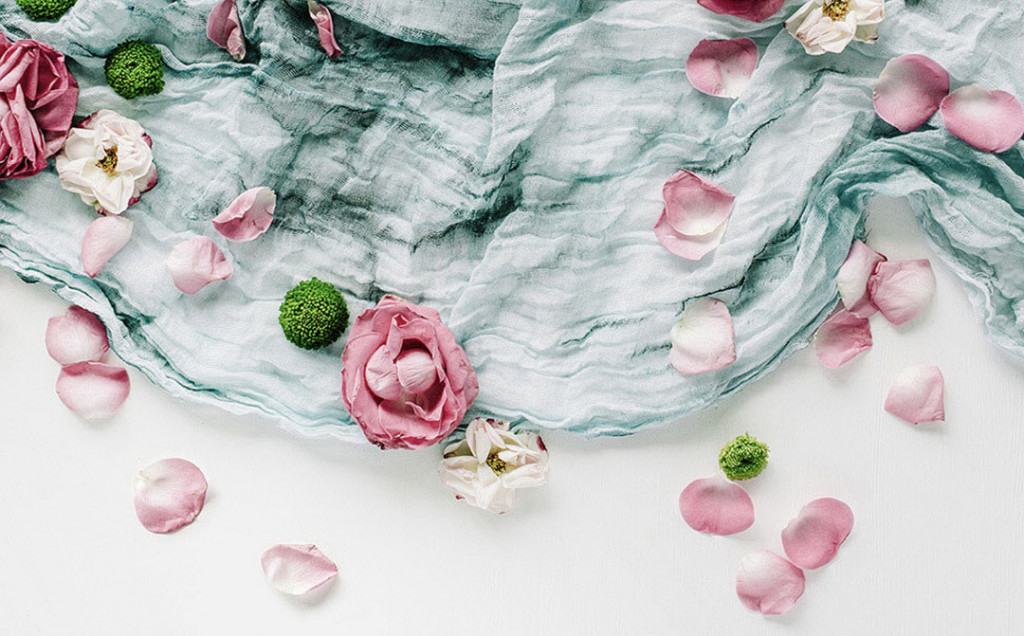 Фотообои Лепестки на текстиле