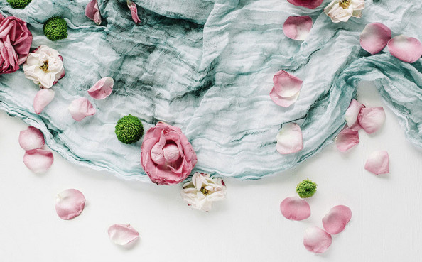 Фотообои Лепестки на текстиле