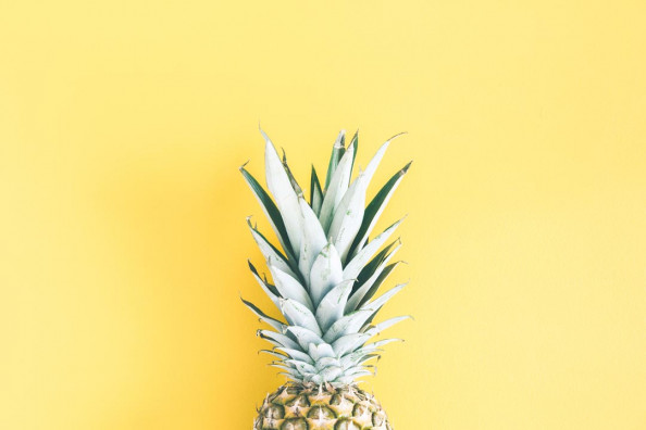 Фотообои Ананас на желтом фоне
